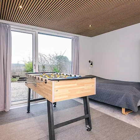 10 Person In Nyaraló *