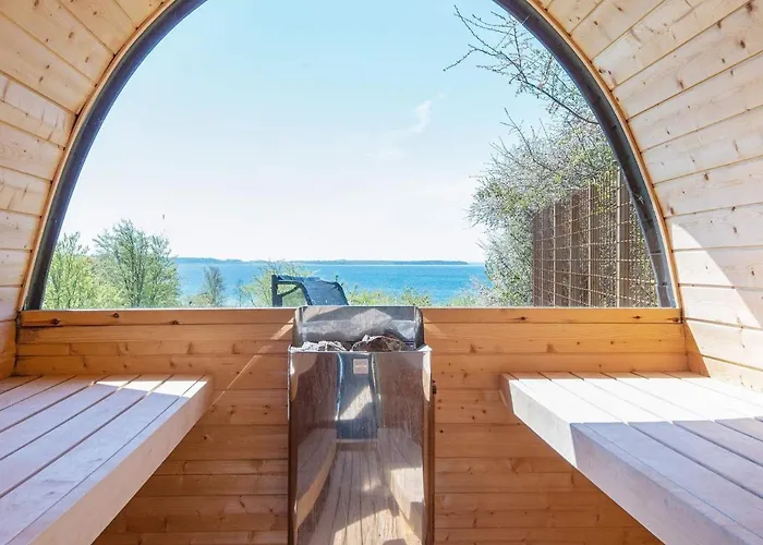 10 Person In Nyaraló